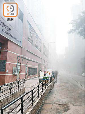 大成街街市外煙霧瀰漫。