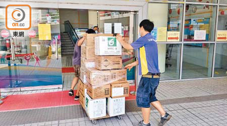 搬運工人將多批物資運入檢測點之一的香港公園體育館。（吳鎮興攝）