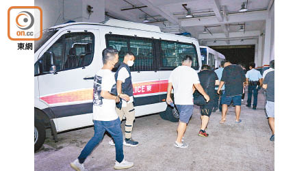 長沙灣：被捕人士由警員帶上警車。（沈厚錚攝）