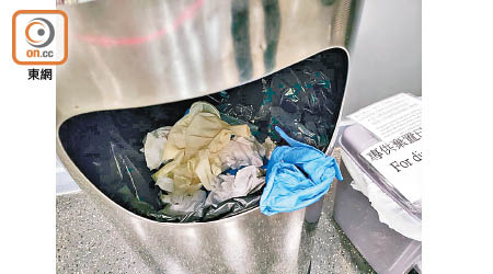 檢測中心大堂外的一個垃圾桶發現一堆棄置膠手套。