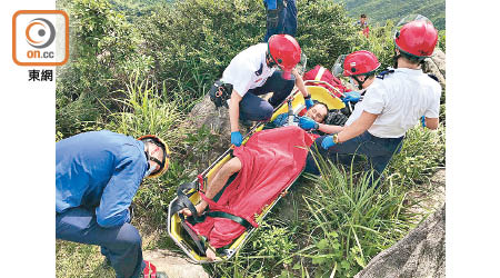 男子墮下山坡被困兩日，終由消防救出。（蘇偉明攝）