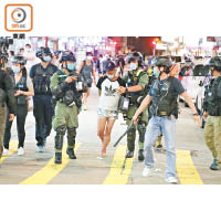 旺角：昨日入夜後，有示威者赤腳被警方帶走。（袁志豪攝）