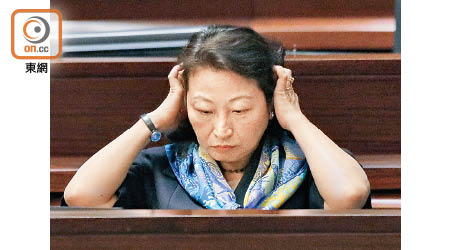 鄭若驊昨撰文重申三權分立不適用於本港，有學者質疑她遲來的解說不夠清晰。
