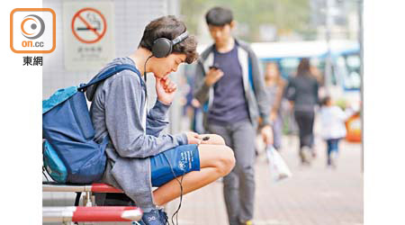 「低頭族」習慣長時間低頭寒背玩電話，可誘發肩周炎。