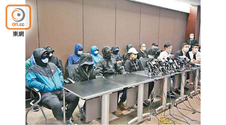 被內地扣押的十二名偷渡港人的家屬，要求港府協助將被扣留者接回香港。（陳嘉順攝）