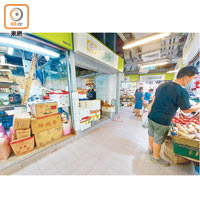 沙田水泉澳邨街市：多個空置舖位被霸佔擺放雜物，有商戶認為做法不公。