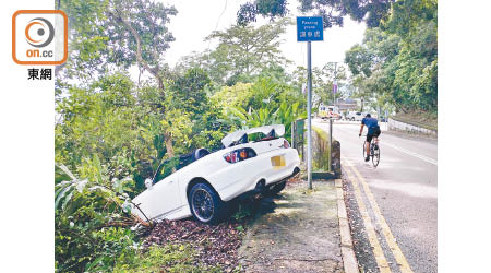 跑車失控險衝落山坡。