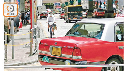 旺角：一名中年外賣速遞員在旺角道逆線騎車，漠視交通規則。
