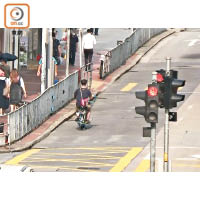 元朗：有騎着電動單車的車手原本在燈位停下，惟未待轉燈已衝燈而走。