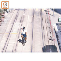 銅鑼灣：有車手單手控制單車，另一隻手則在聽電話。