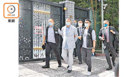 今年8月10日：警方國家安全處上門拘捕黎智英（左二）。