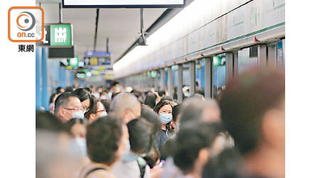 九龍塘站月台擠滿候車乘客。（林耀康攝）