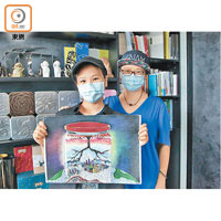 呂倬瑩（左）喺媽咪嘅陪伴下，展示其得獎畫作。