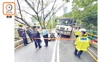 警員封鎖現場調查。