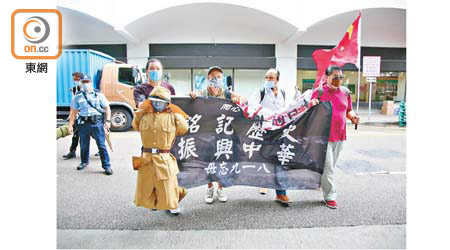 團體遊行到日本駐港總領事館外抗議。（溫國佳攝）