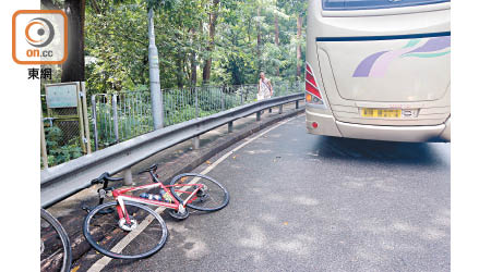 意外後，涉事單車被移至路旁。（林耀康攝）