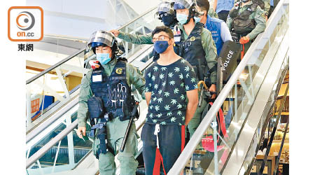 警方截查一名南亞漢（右），檢獲懷疑電子煙及攻擊性武器。