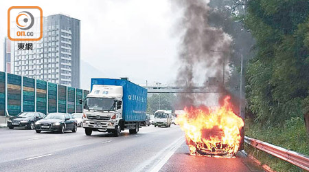 七人車起火後猛烈燃燒。（趙瑞麟攝）