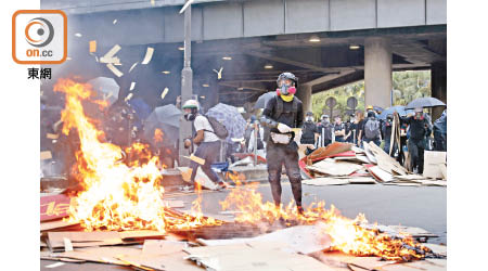 去年十月一日，有示威者在多區堵路及縱火。