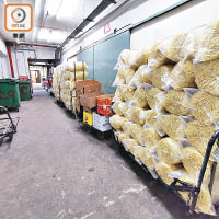 屯門：有工廈的粉麵工場，大批粉麵擺放在公共走廊。