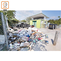 屯門6月：屯門亦園路大批棄置廢車胎及建築廢料堆積，儼如垃圾山。