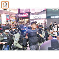 銅鑼灣：有市民疑因脫去口罩吸煙與警方發生衝突，最終被捕。