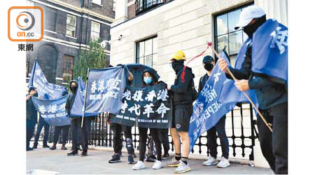 有黑衣人在中國駐英國大使館外示威。