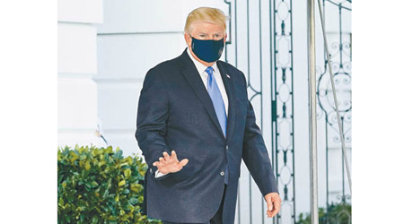 中招首現身：特朗普戴上口罩離開白宮。（美聯社圖片）