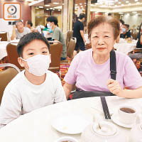 李女士帶同孫兒飲茶，說今年沒有中秋節氣氛。