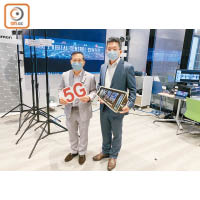 金門建築總裁何安誠（左）和機電工程總經理劉國昌介紹竹篙灣檢疫中心。（廖嘉豪攝）