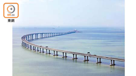 消息指政府最快年底在港珠澳大橋實行「南車北上」安排。
