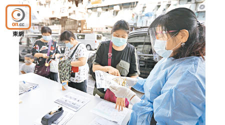 民政署與樂善堂前日起，一連兩日為九龍城泰裔居民提供檢測包服務。