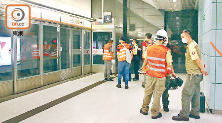 港鐵工程人員在青衣站進行搶修。