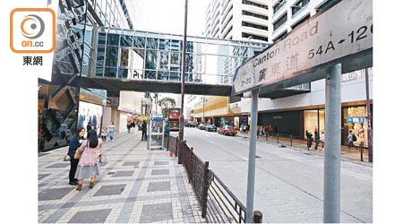 香港：以往遊客逼爆的尖沙咀廣東道「名店街」，現時門堪羅雀。