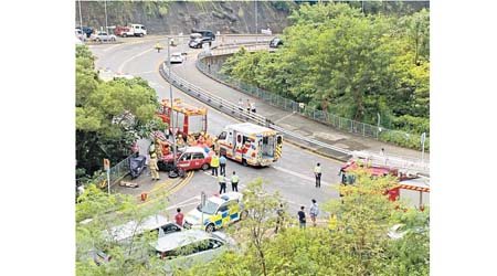 的士車頭嚴重損毀，消防員到場拯救被困司機。