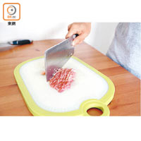 測試發現在膠砧板上剁肉會有膠碎黏附在食物上。
