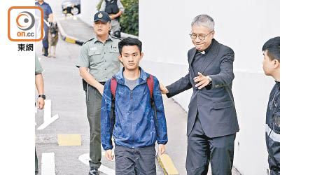 管浩鳴（右）昨到台北經濟文化辦事處，聲稱要辦私事，未有回應是否替陳同佳（左）辦理入台證。