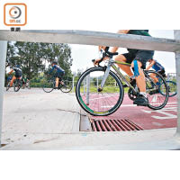 新單車徑的壆位設計製造高低差，新手單車友容易失控。