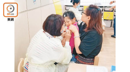 不少市民搶打流感針，流感疫苗頓時供應緊張。