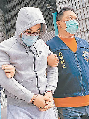 案中疑犯之一李×信（左）被警方移送法辦。（中時電子報圖片）