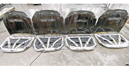 海關檢獲的冰毒藏在在汽車引擎蓋面層和底層間的暗格內。