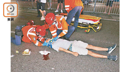 救護員替受傷男子治理。（沈厚錚攝）
