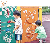 鰂魚涌：不少小孩對遊樂場的遊戲板十分感興趣。