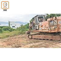 10月23日：相思灣村被揭非法開路，昨日現場仍泊有大型挖泥車。