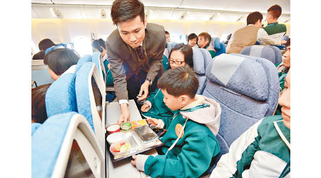 航空業萎縮，連帶影響膳食供應、飛機維修等產業鏈。