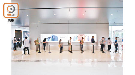 香港：iPhone 12開賣，香港炒風再現。（李華輝攝）