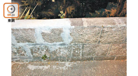 石牆修復完成後，因新舊水泥導致有些許色差。（袁以諾攝）
