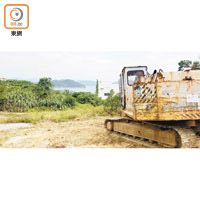 相思灣村被揭非法開路建屋，昨日現場泊有大型挖泥車。