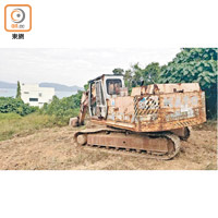 昨日仍有大型挖泥車停泊在村內的工地上。