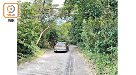 沙螺灣村：深石村至沙螺灣路段有私家車駛至。